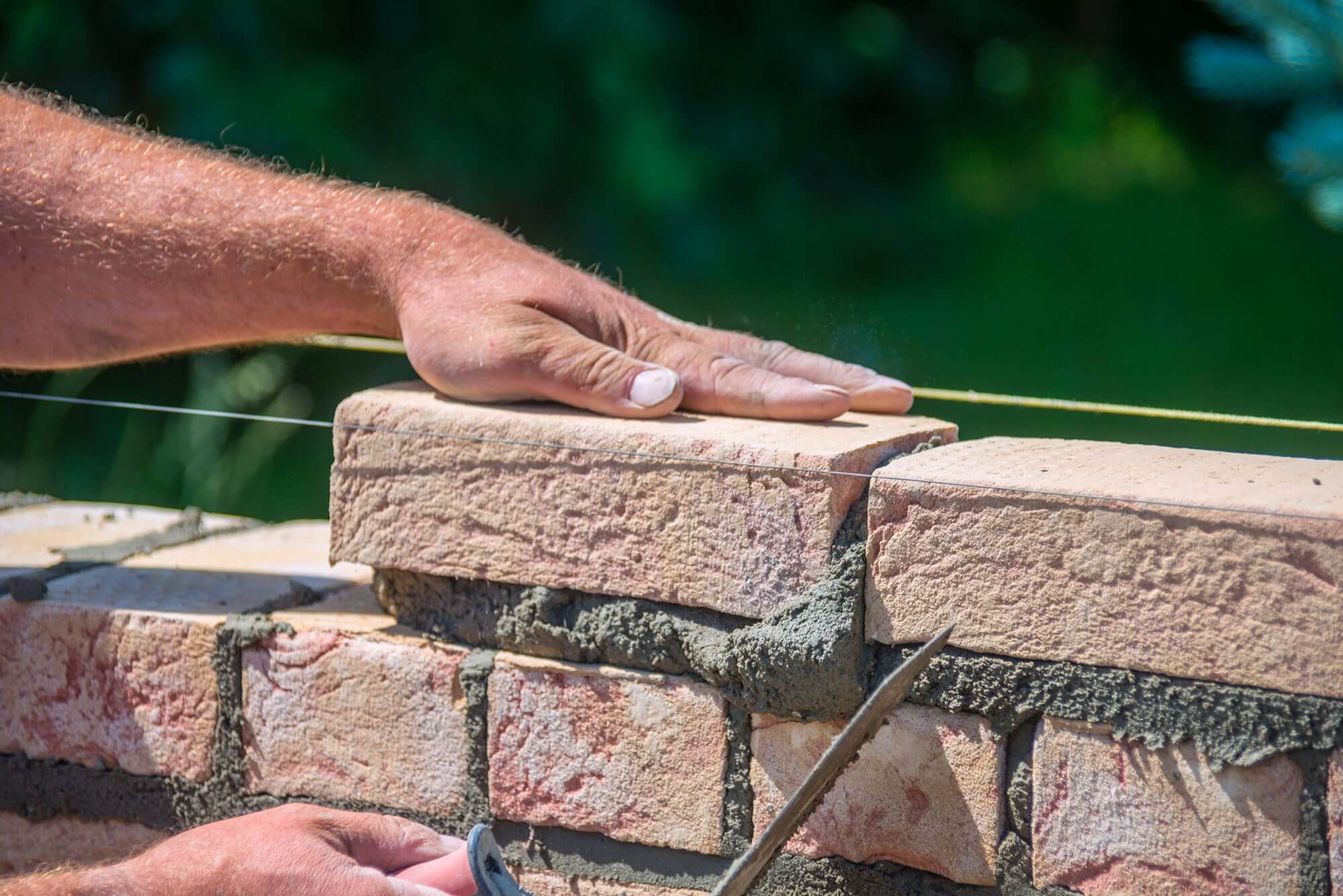 how-to-build-brick-wall-2000x1335